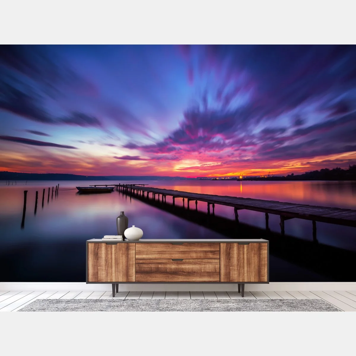 Fototapete sonnenuntergang über ruhigem see mit hölzernem steg – Wallnifity® Fototapete sonnenuntergang über ruhigem see mit hölzernem steg – Wallnifity®