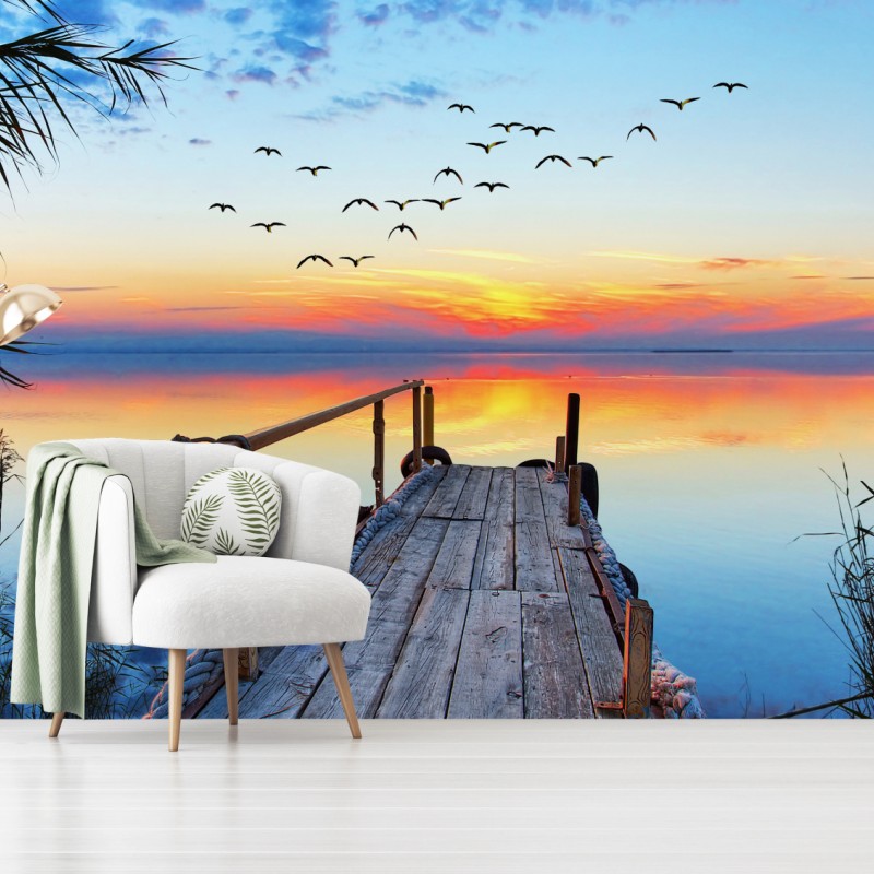 Fototapete steg bei sonnenuntergang über ruhigem see