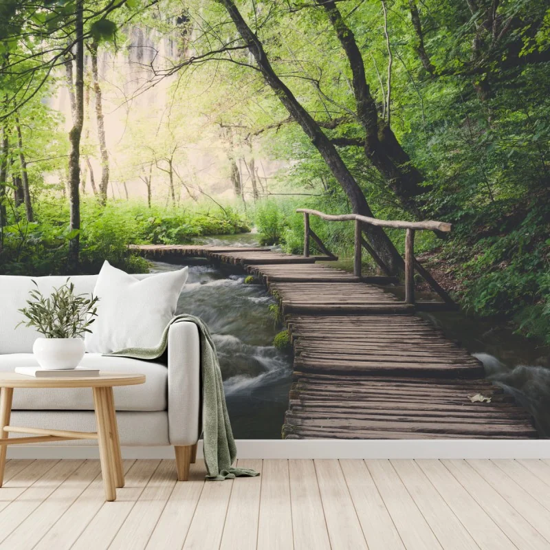 Fototapete ruhiger hölzerner steg durch grünen wald – Wallnifity® Fototapete ruhiger hölzerner steg durch grünen wald – Wallnifity®