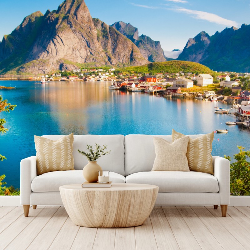 Fototapete ruhiges fjorddorf mit bergen und spiegelungen