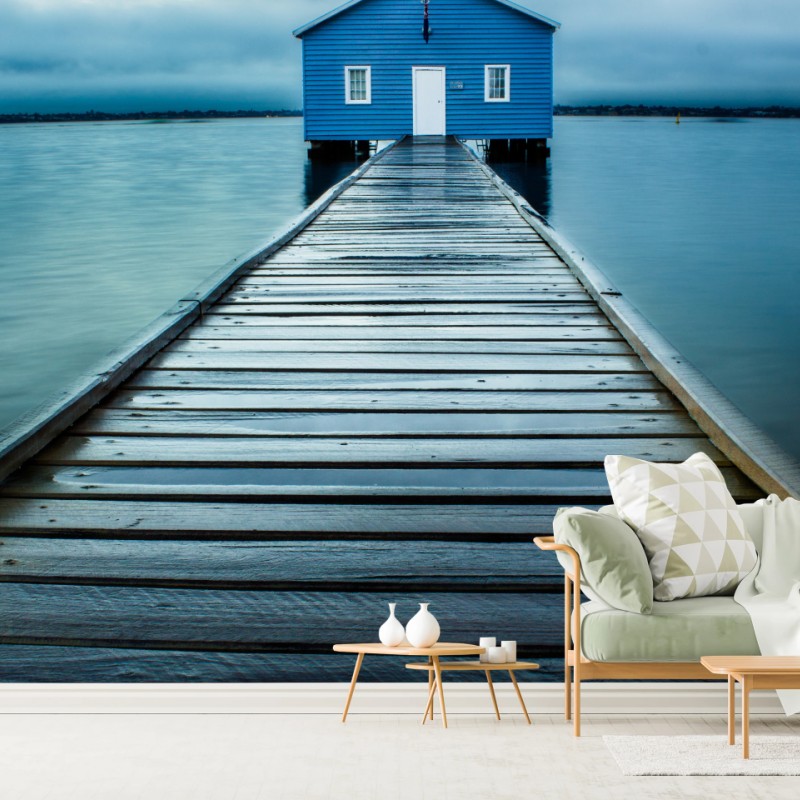 Fototapete blaues bootshaus am ende des stegs – Wallnifity®