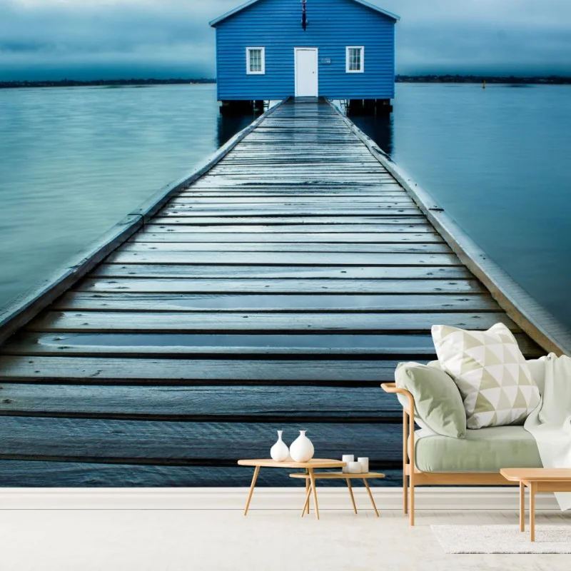 Fototapete blaues bootshaus am ende des stegs