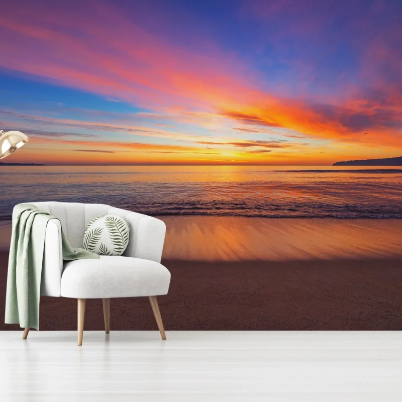 Fototapete lebendiger sonnenaufgang über einem ruhigen strand