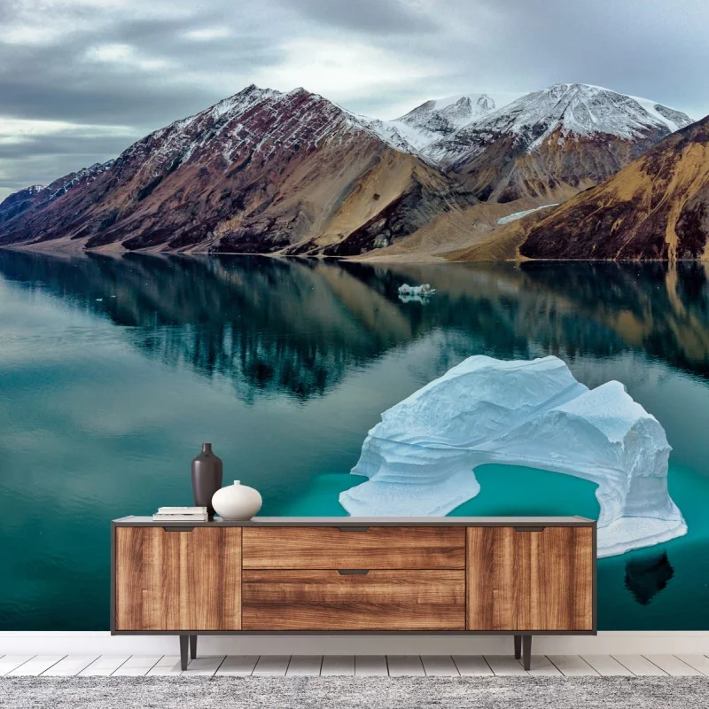 Fototapete eisberg und bergreflexionen in türkisfarbenem wasser
