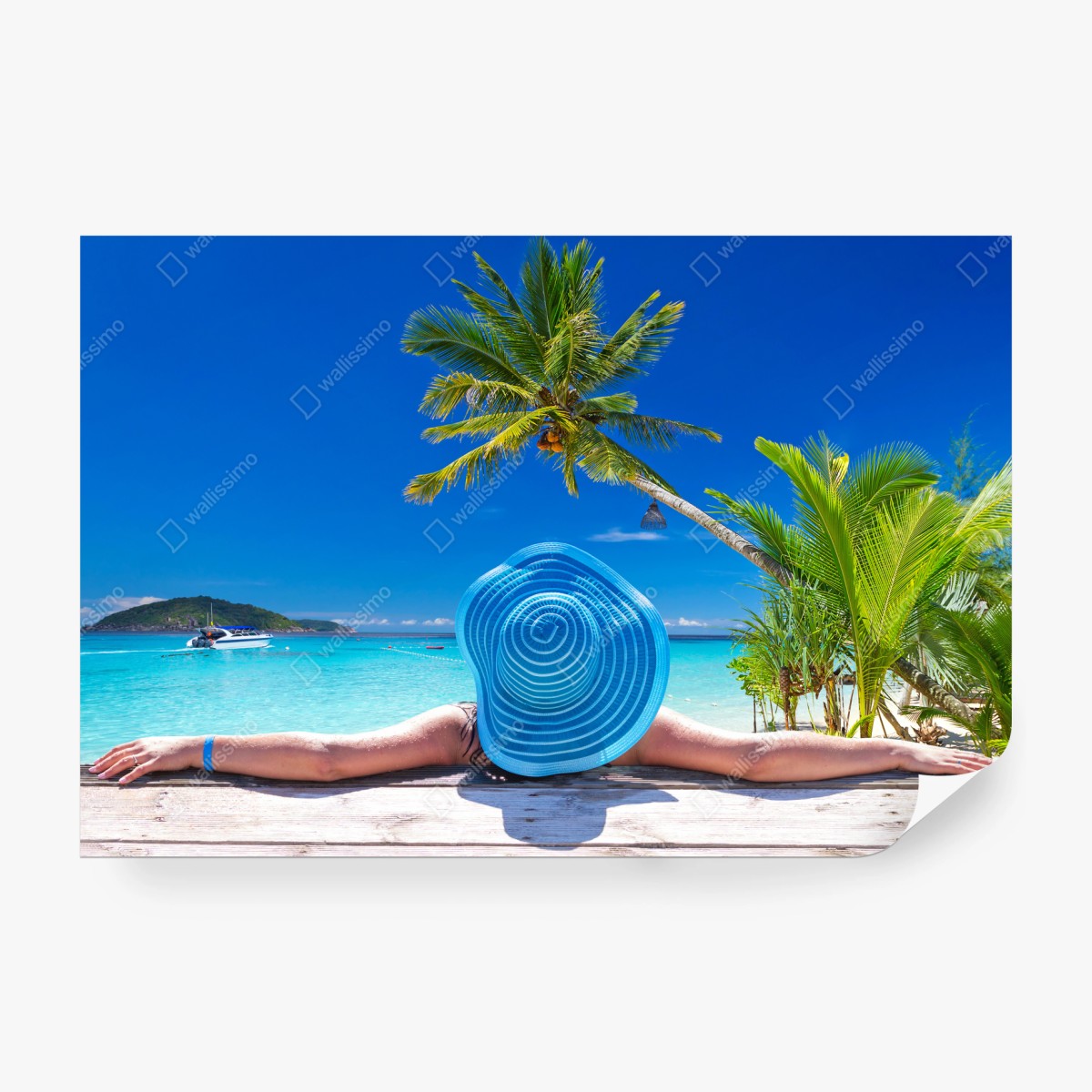 Fototapete tropischer strand mit blauem sonnenhut – Wallnifity®