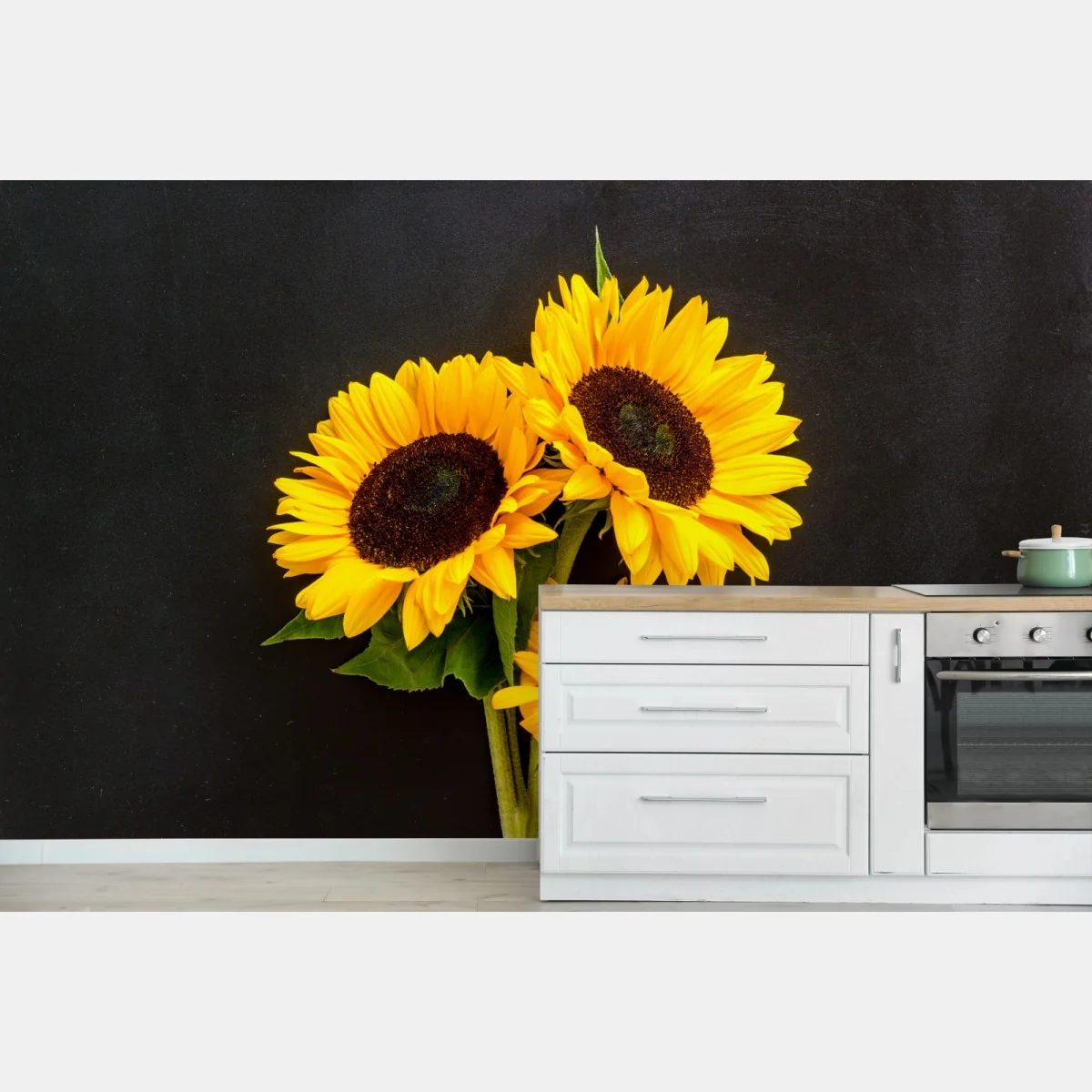 Fototapete leuchtende sonnenblumen auf schwarzem hintergrund – Wallnifity®