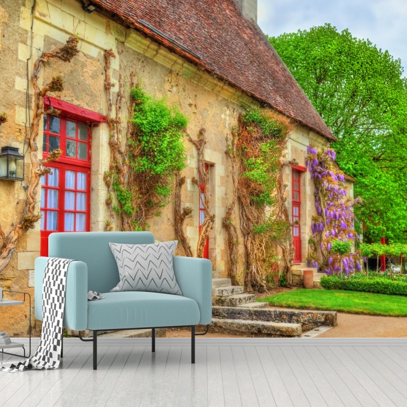 Fototapete reizendes landhaus mit blühender glyzinie