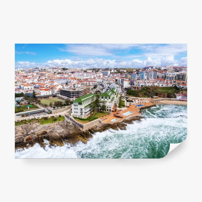 Fototapete luftaufnahme einer küstenstadt mit tosenden wellen