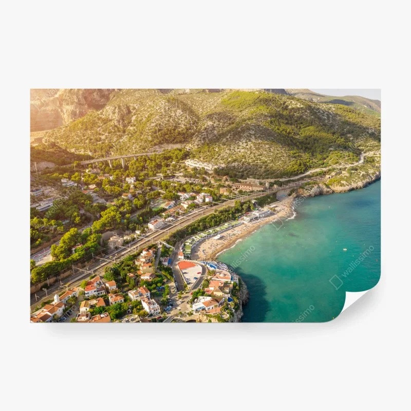 Fototapete sonnenbeschienenes Santorini-dorf am meer – Wallnifity®