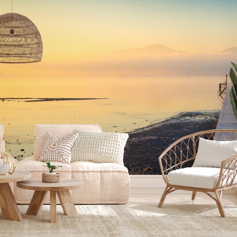 Fototapete nebliger sonnenaufgang über holzsteg