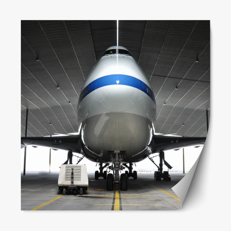 Repositionierbarer Aufkleber frachter im hangar - frontansicht des jets