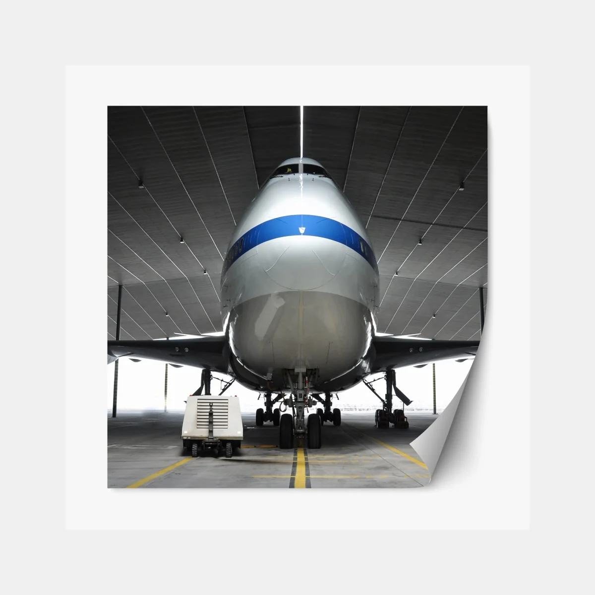 Repositionierbarer Aufkleber frachter im hangar - frontansicht des jets – Wallnifity®