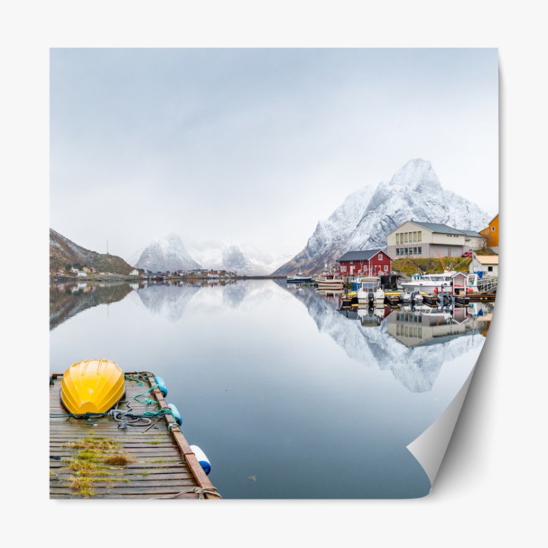 Repositionierbarer Aufkleber spiegelglatter fjord mit bergkulisse