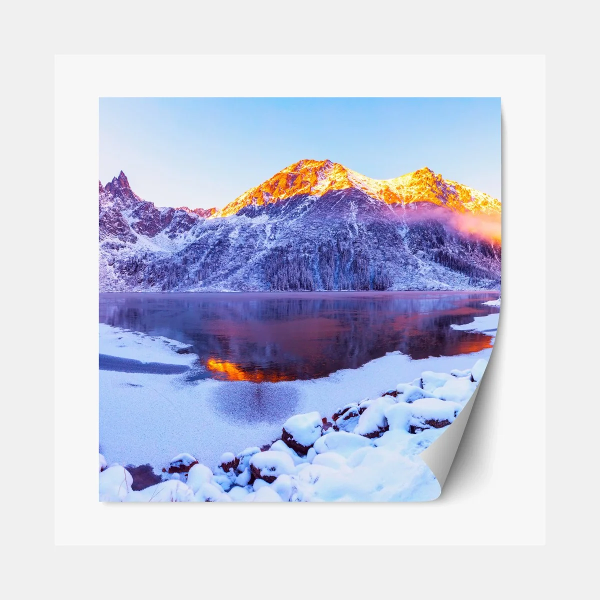 Repositionierbarer Aufkleber sonnenbeschienene berge über gefrorenem alpensee – Wallnifity®