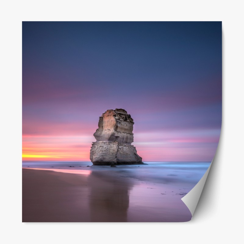 Repositionierbarer Aufkleber ruhige küstenlandschaft mit felsformationen bei sonnenuntergang