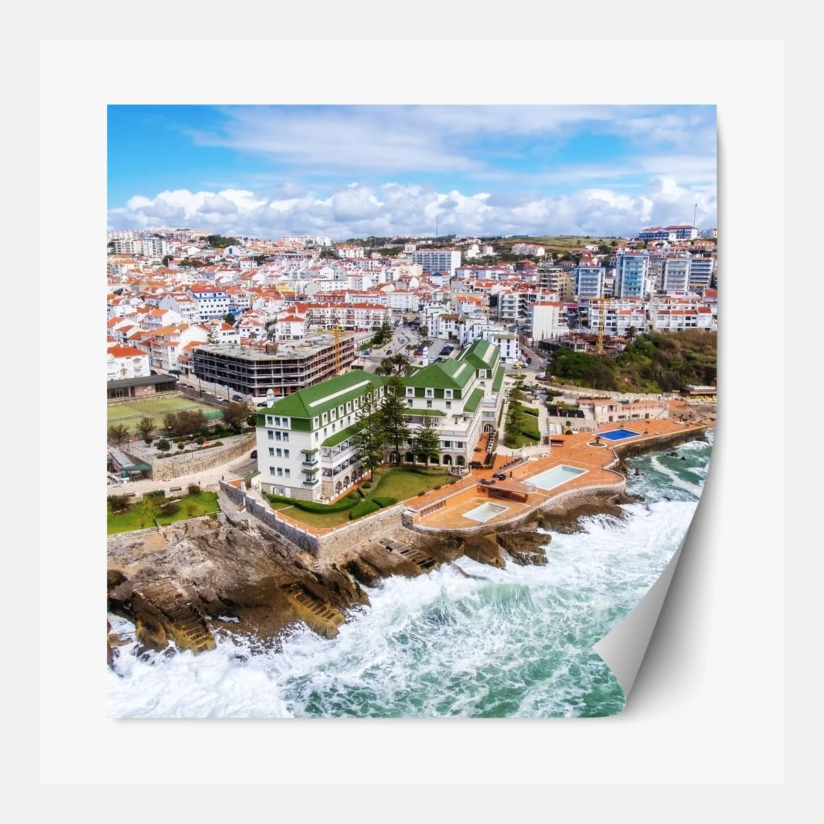 Repositionierbarer Aufkleber luftaufnahme einer küstenstadt mit tosenden wellen – Wallnifity® Repositionierbarer Aufkleber luftaufnahme einer küstenstadt mit tosenden wellen – Wallnifity®