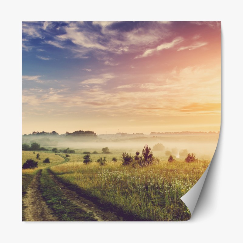 Repositionierbarer Aufkleber nebeliger sonnenaufgang über einer ländlichen wiese