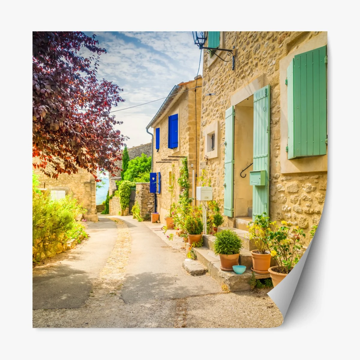 Repositionierbarer Aufkleber sonnenbeschienene dorfstraße mit steinhäusern und bunten fensterläden – Wallnifity®