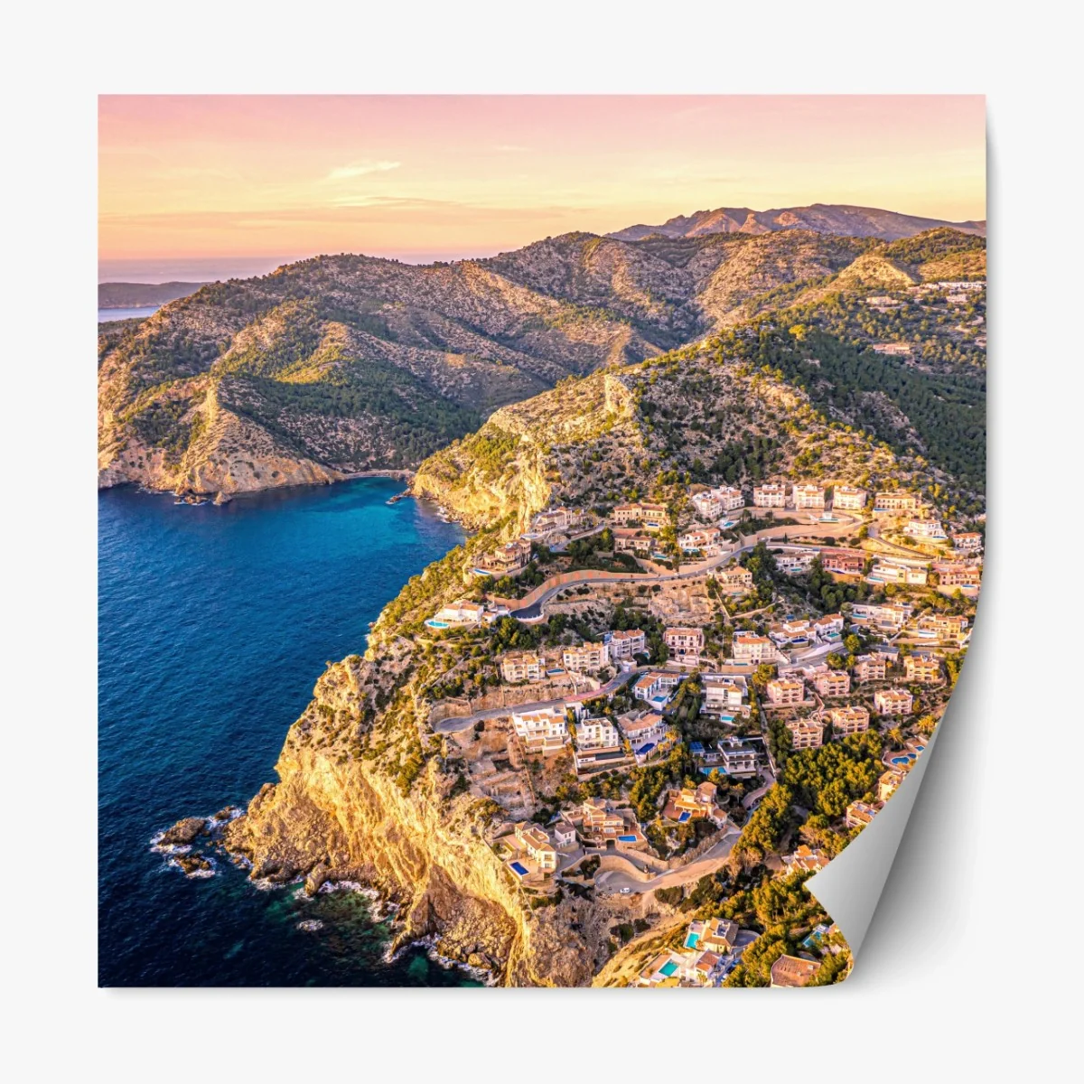 Repositionierbarer Aufkleber sonnenuntergang über küstenlandschaft mit dorf am kliff – Wallnifity®