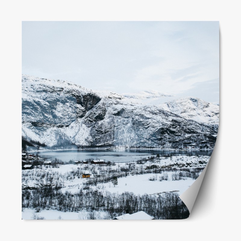 Repositionierbarer Aufkleber ruhige winterliche berglandschaft über zugefrorenem see