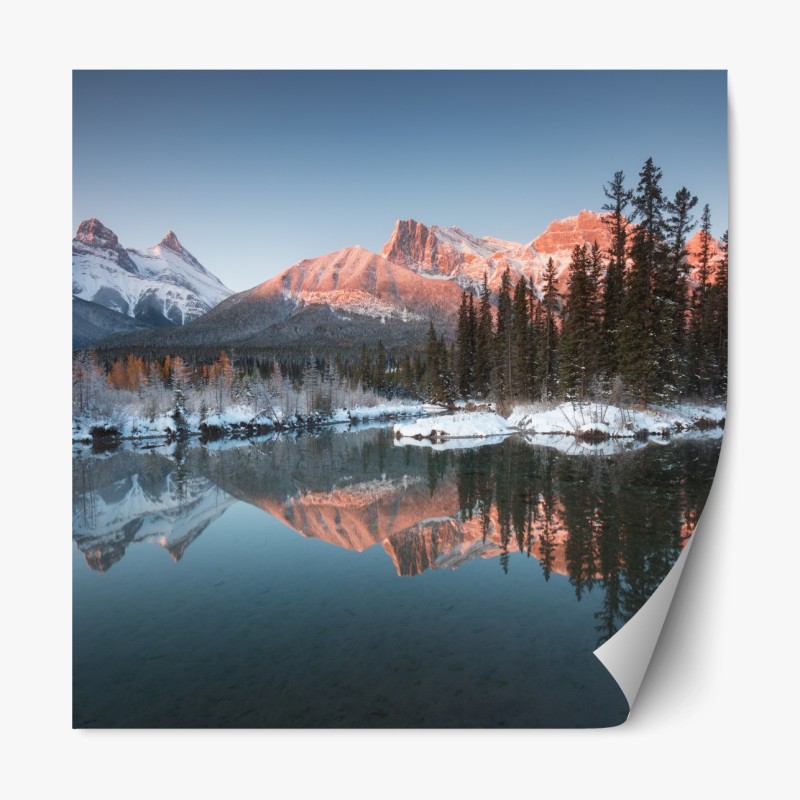 Repositionierbarer Aufkleber bergspiegelung im morgendlichen glühen