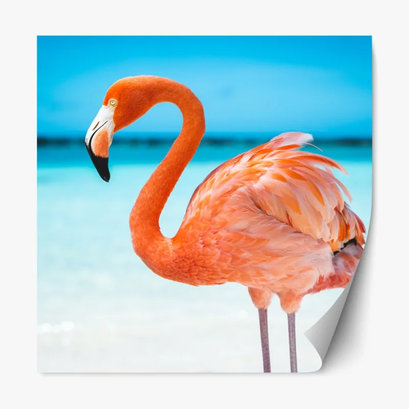 Repositionierbarer Aufkleber leuchtender rosa flamingo am türkisfarbenen strand