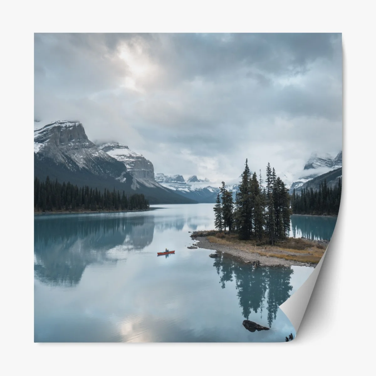 Repositionierbarer Aufkleber ruhiger alpensee mit insel und kajak – Wallnifity® Repositionierbarer Aufkleber ruhiger alpensee mit insel und kajak – Wallnifity®