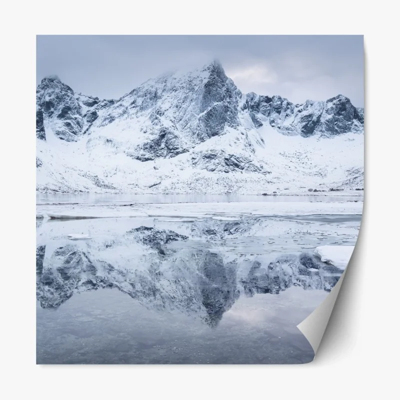 Repositionierbarer Aufkleber verschneite bergspiegelung in Norwegen