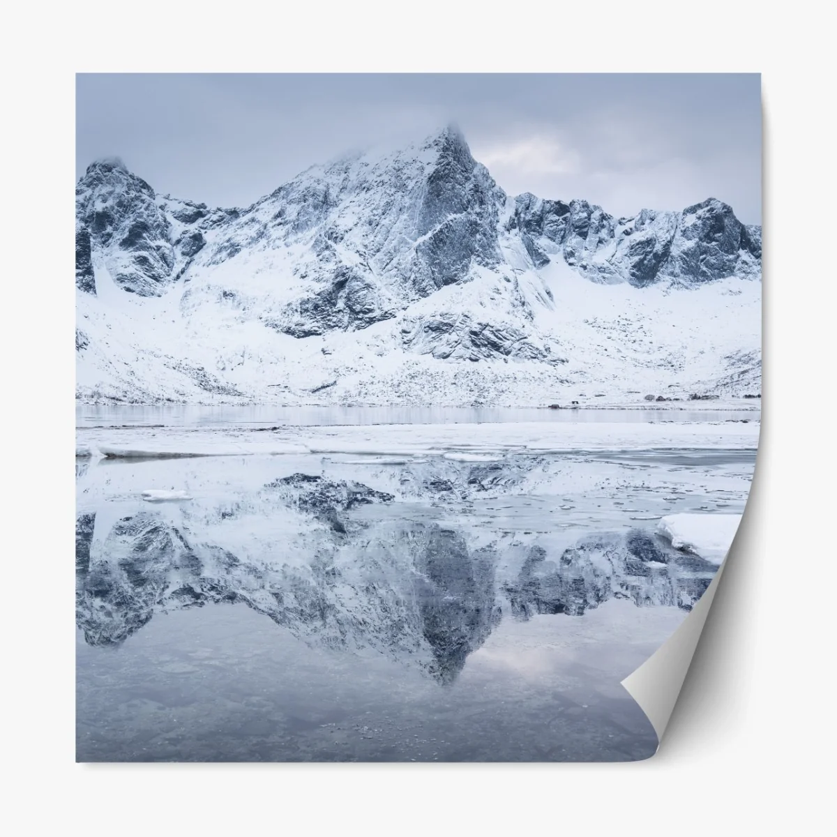 Repositionierbarer Aufkleber verschneite bergspiegelung in Norwegen – Wallnifity® Repositionierbarer Aufkleber verschneite bergspiegelung in Norwegen – Wallnifity®