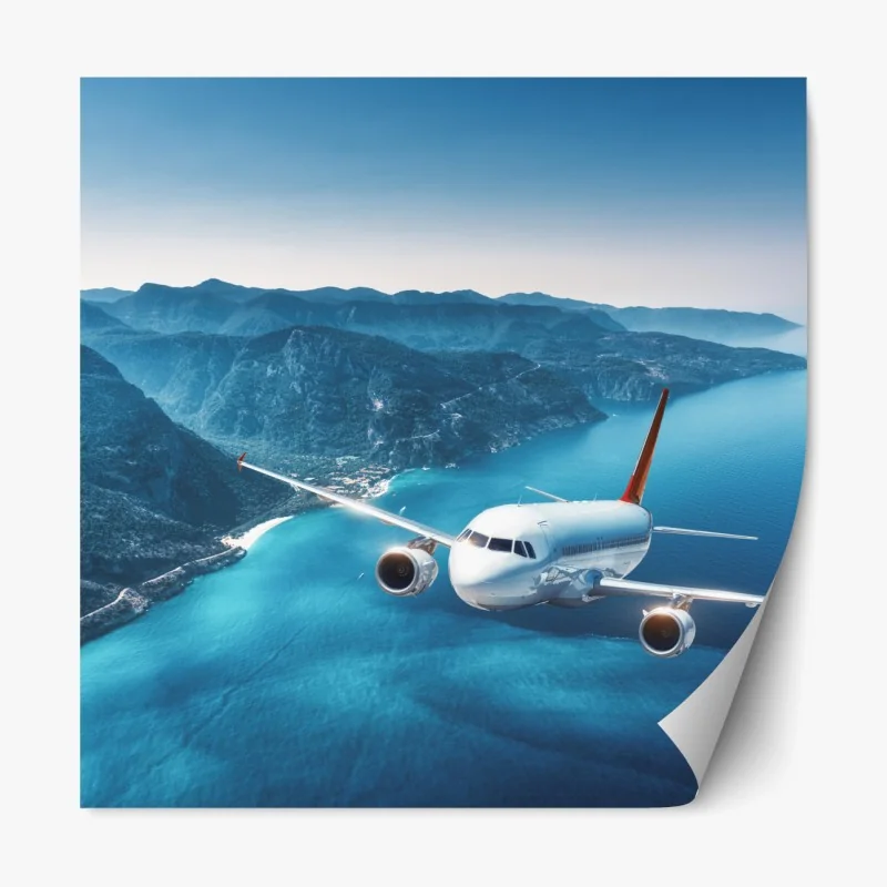 Repositionierbarer Aufkleber küstenflug über türkisblauem meer