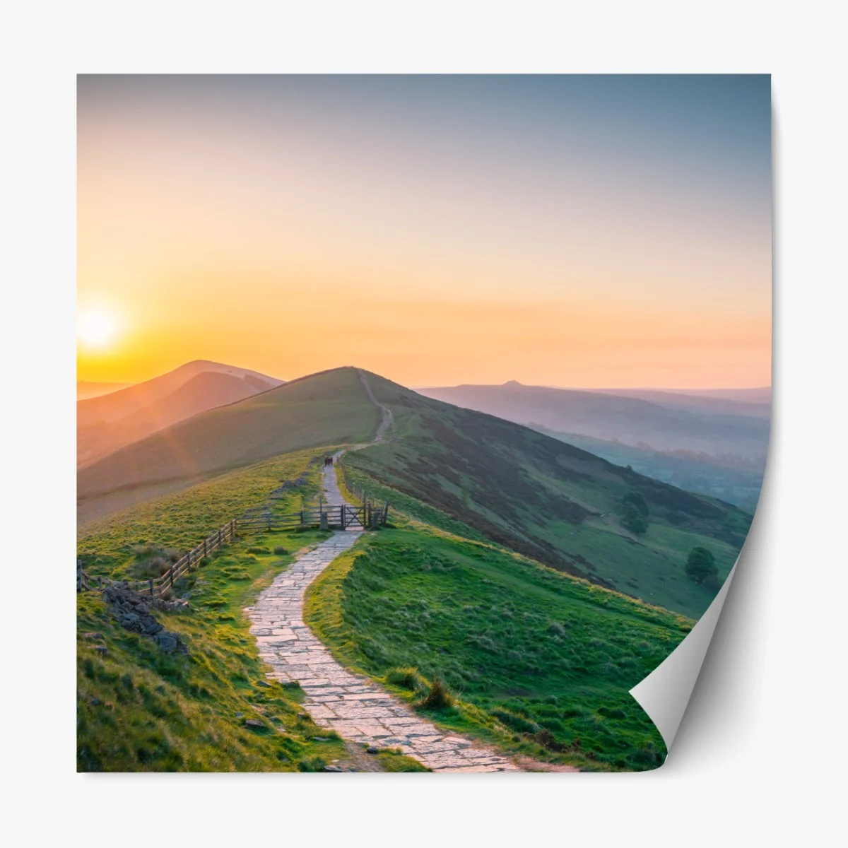 Repositionierbarer Aufkleber sonnenaufgang über grünen hügeln mit steinweg – Wallnifity® Repositionierbarer Aufkleber sonnenaufgang über grünen hügeln mit steinweg – Wallnifity®