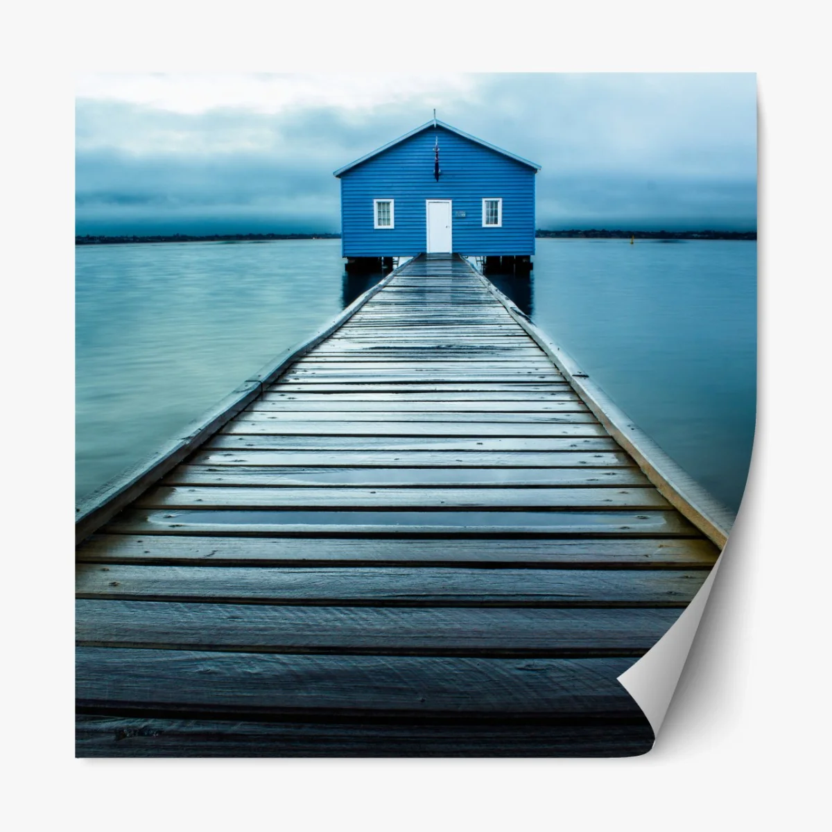 Repositionierbarer Aufkleber blaues bootshaus am ende des stegs – Wallnifity® Repositionierbarer Aufkleber blaues bootshaus am ende des stegs – Wallnifity®