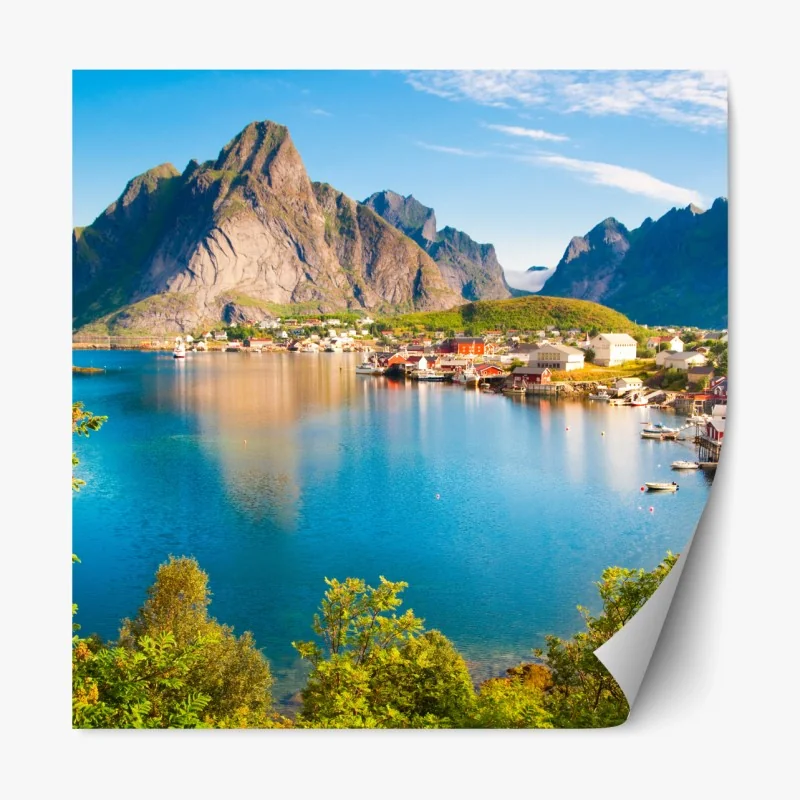 Repositionierbarer Aufkleber ruhiges fjorddorf mit bergen und spiegelungen