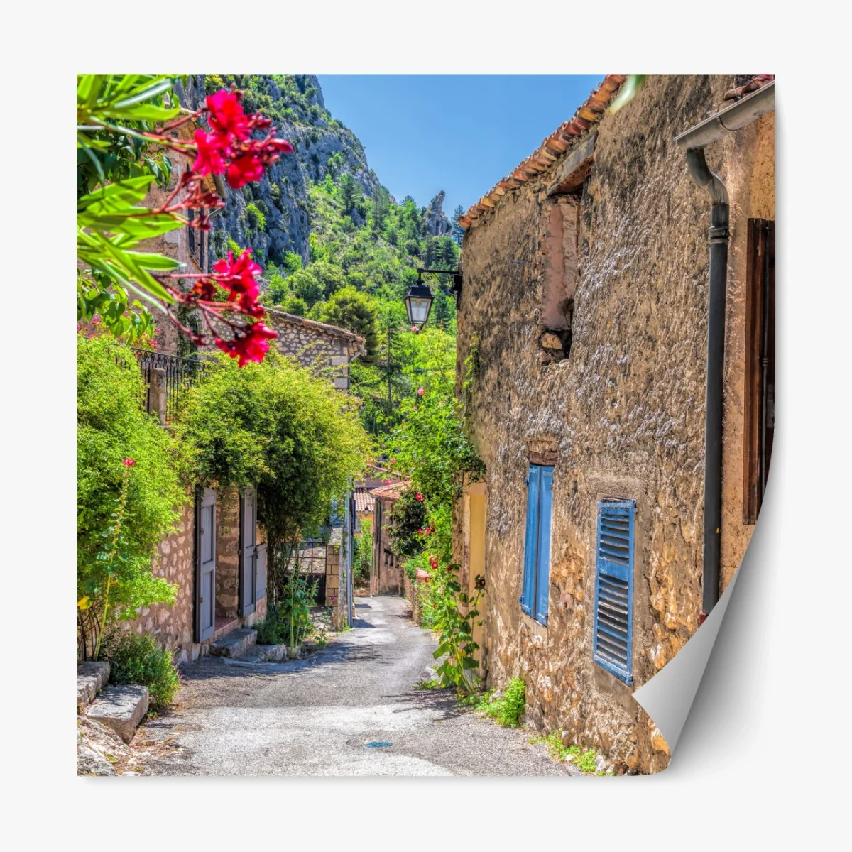 Repositionierbarer Aufkleber Moustiers Sainte Marie reizvolle Dorfstraße in Provence – Wallnifity® Repositionierbarer Aufkleber Moustiers Sainte Marie reizvolle Dorfstraße in Provence – Wallnifity®