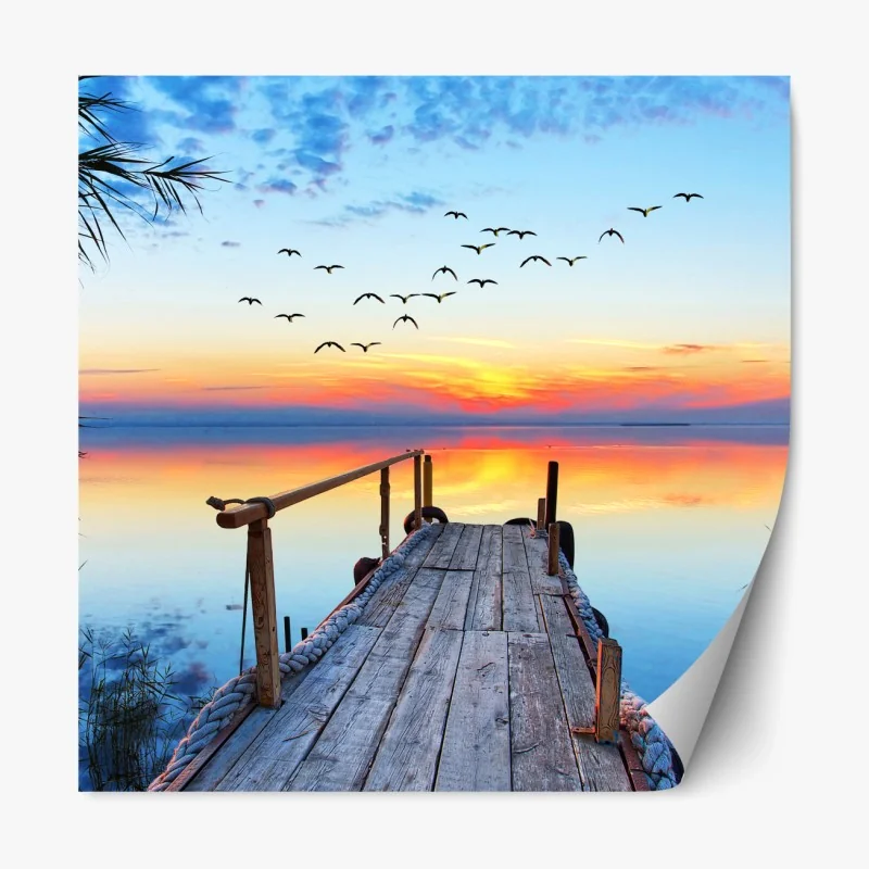 Repositionierbarer Aufkleber steg bei sonnenuntergang über ruhigem see