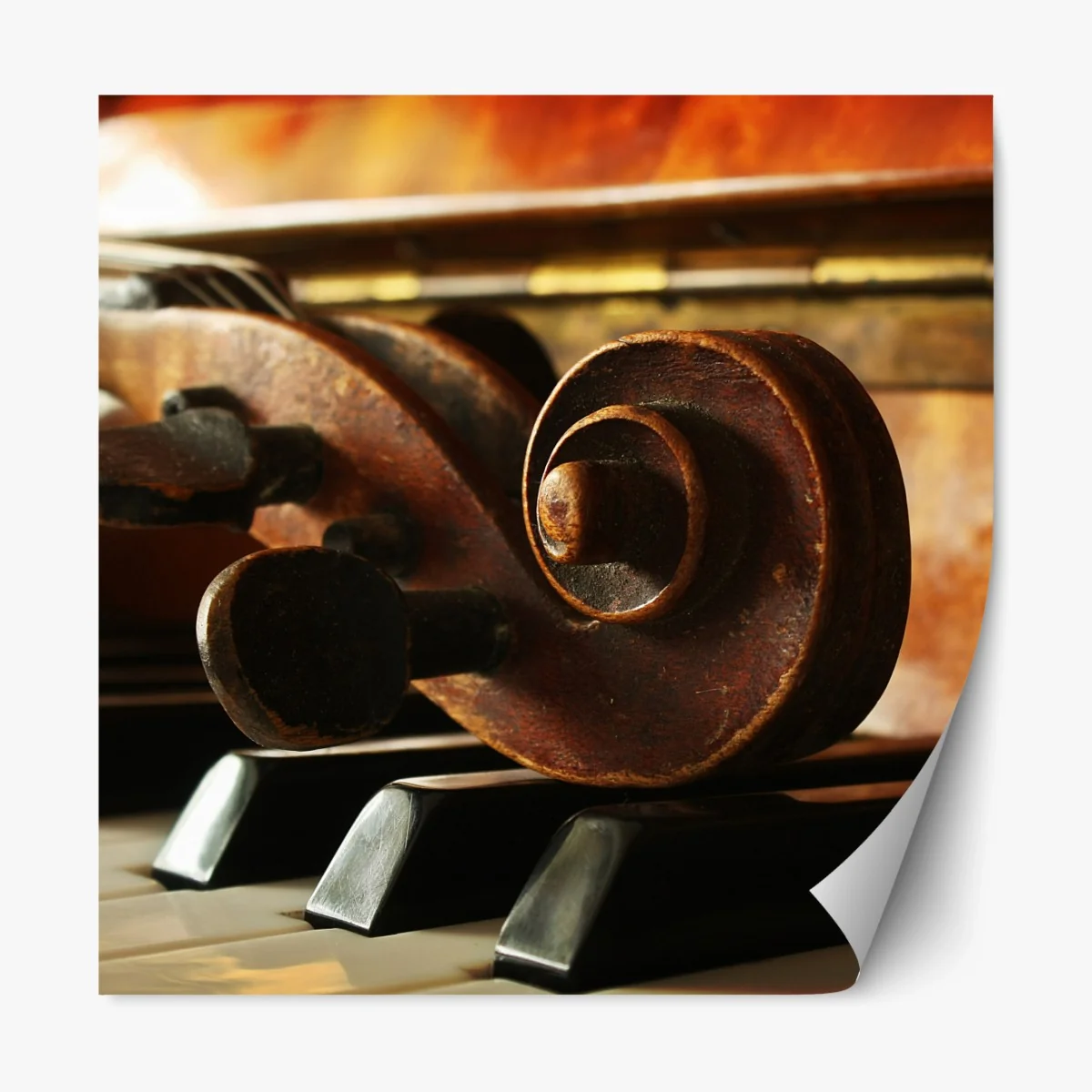 Repositionierbarer Aufkleber vintage geigenkopf auf klaviertasten – Wallnifity® Repositionierbarer Aufkleber vintage geigenkopf auf klaviertasten – Wallnifity®