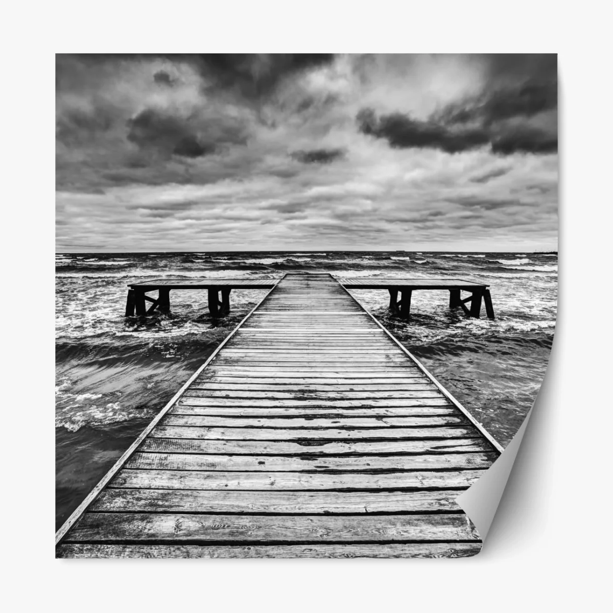 Repositionierbarer Aufkleber dramatischer schwarzweiß-steg in stürmischer see – Wallnifity® Repositionierbarer Aufkleber dramatischer schwarzweiß-steg in stürmischer see – Wallnifity®