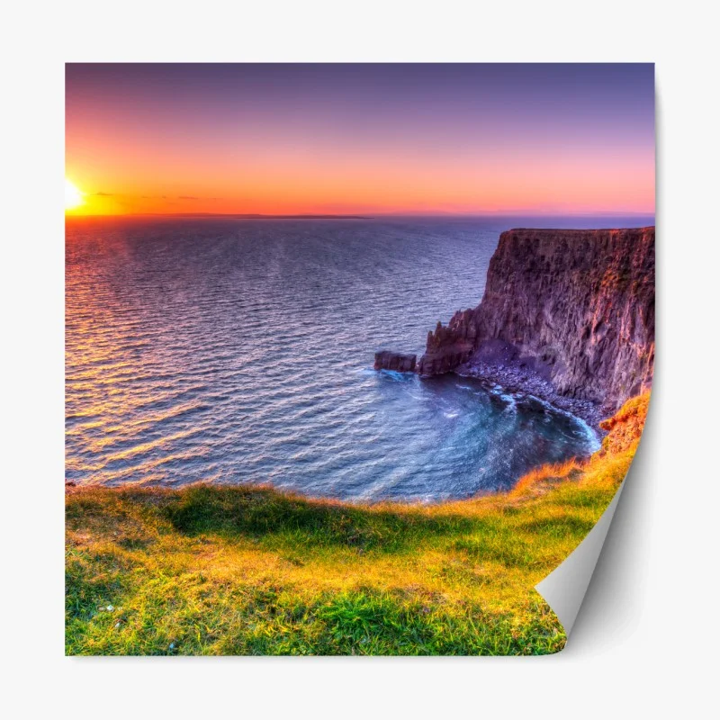 Repositionierbarer Aufkleber sonnenuntergang über zerklüfteten küstenklippen