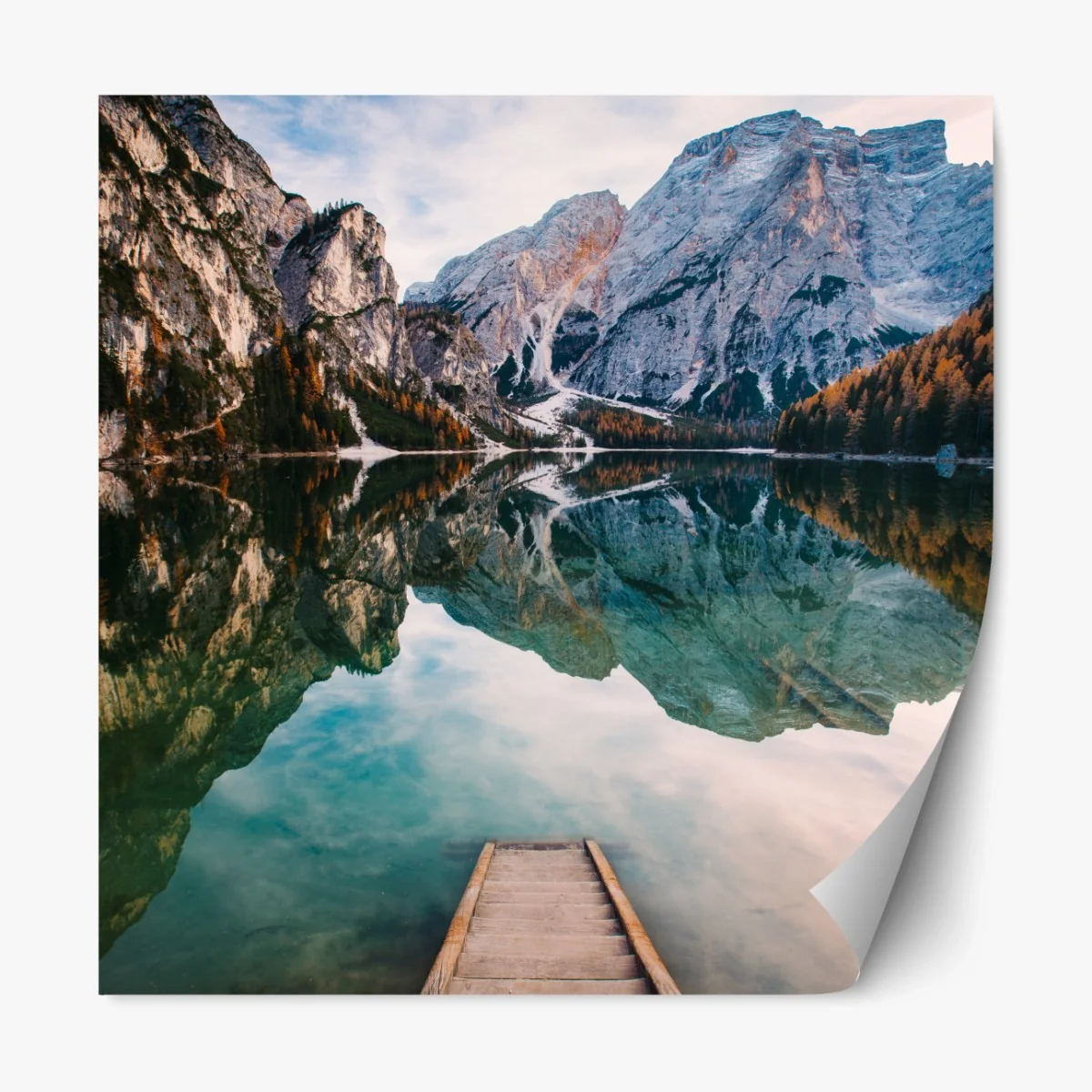 Repositionierbarer Aufkleber ruhiger alpensee mit hölzernem steg – Wallnifity® Repositionierbarer Aufkleber ruhiger alpensee mit hölzernem steg – Wallnifity®