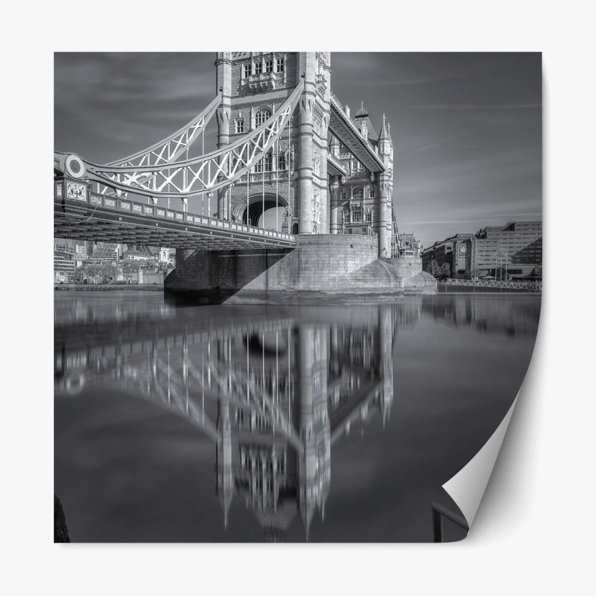 Repositionierbarer Aufkleber Tower Bridge reflektiert in schwarzweiß – Wallnifity® Repositionierbarer Aufkleber Tower Bridge reflektiert in schwarzweiß – Wallnifity®