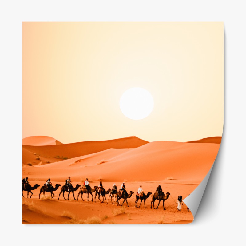 Repositionierbarer Aufkleber karawane von kamelen in der wüste bei sonnenuntergang