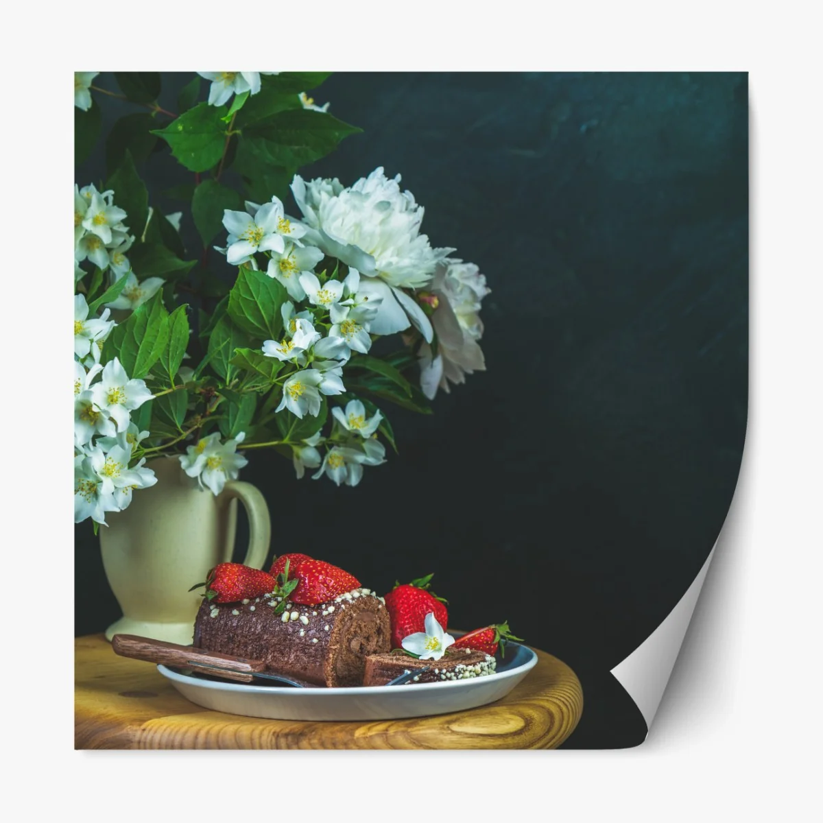 Repositionierbarer Aufkleber schokoladenrolle mit erdbeeren und weißen blüten – Wallnifity® Repositionierbarer Aufkleber schokoladenrolle mit erdbeeren und weißen blüten – Wallnifity®