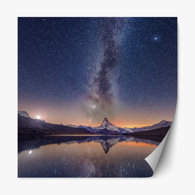 Repositionierbarer Aufkleber milchstraße über alpengipfel gespiegelt im see