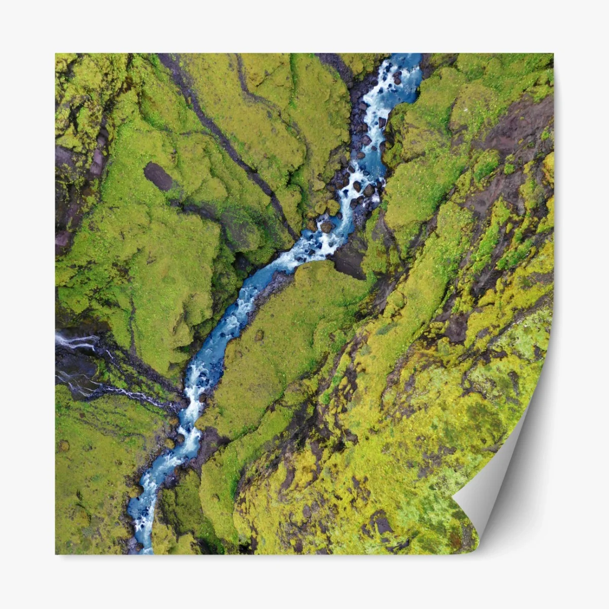 Repositionierbarer Aufkleber luftaufnahme: fluss in moosbedeckter schlucht – Wallnifity® Repositionierbarer Aufkleber luftaufnahme: fluss in moosbedeckter schlucht – Wallnifity®