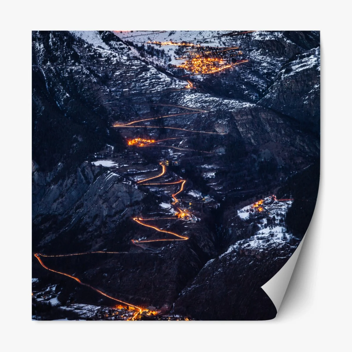 Repositionierbarer Aufkleber Alpe d'Huez nächtliche auffahrt auf der serpentinenstraße – Wallnifity® Repositionierbarer Aufkleber Alpe d'Huez nächtliche auffahrt auf der serpentinenstraße – Wallnifity®