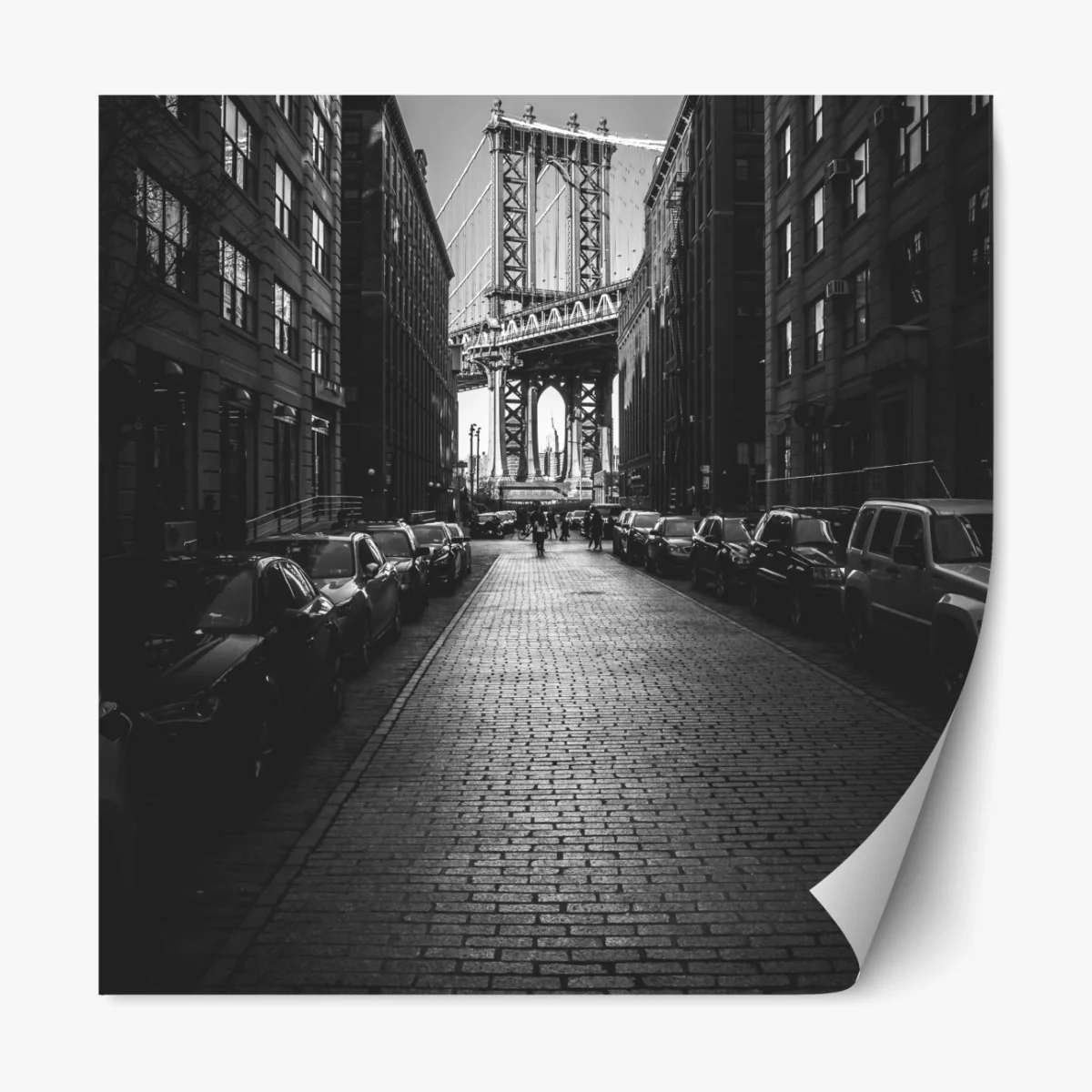 Repositionierbarer Aufkleber Manhattan Bridge im rahmen einer gepflasterten straße – Wallnifity® Repositionierbarer Aufkleber Manhattan Bridge im rahmen einer gepflasterten straße – Wallnifity®