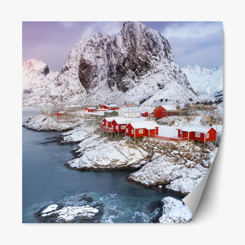 Repositionierbarer Aufkleber rote küstenhäuser vor schneebedecktem berg
