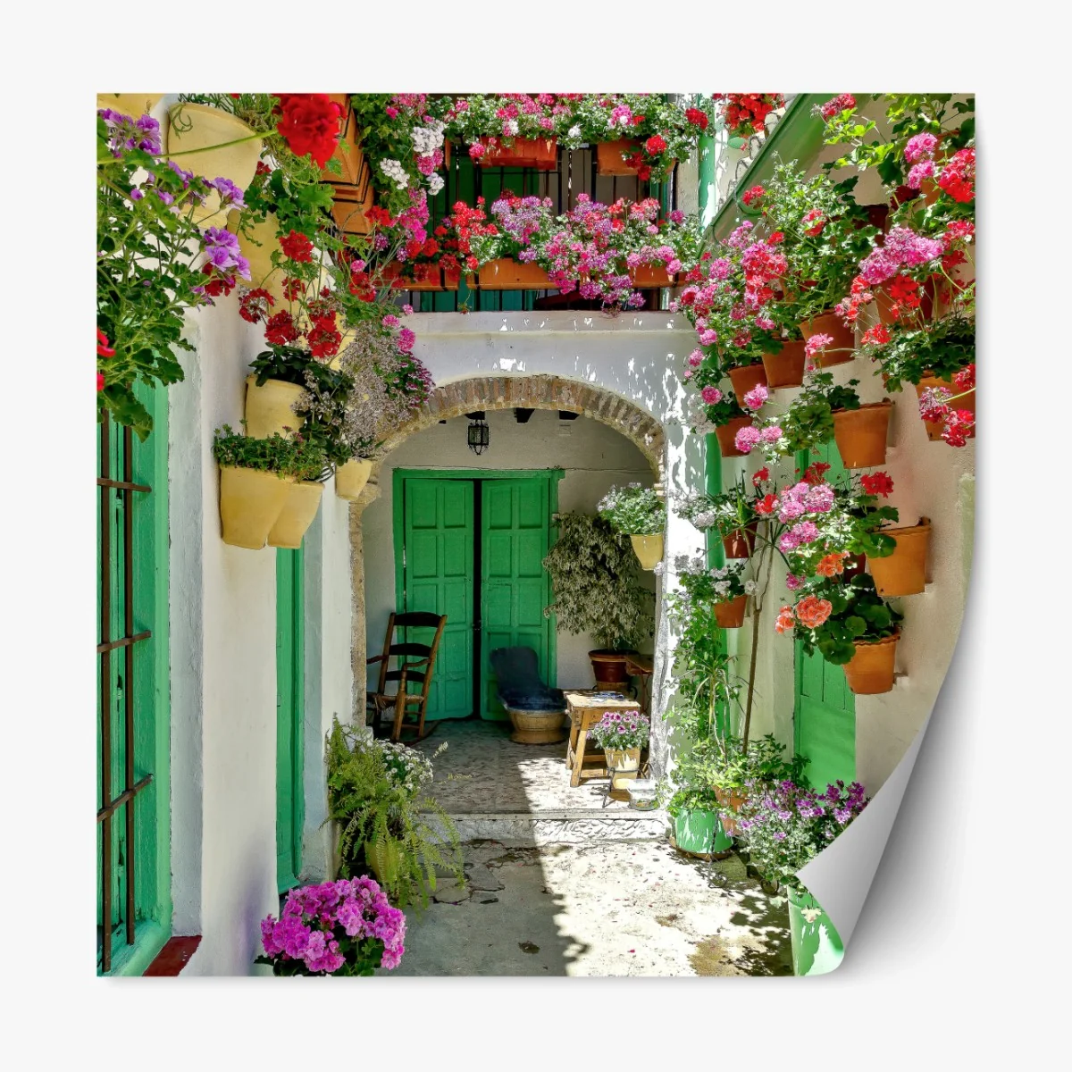 Repositionierbarer Aufkleber sonniger innenhof mit blumen und grünen türen – Wallnifity® Repositionierbarer Aufkleber sonniger innenhof mit blumen und grünen türen – Wallnifity®