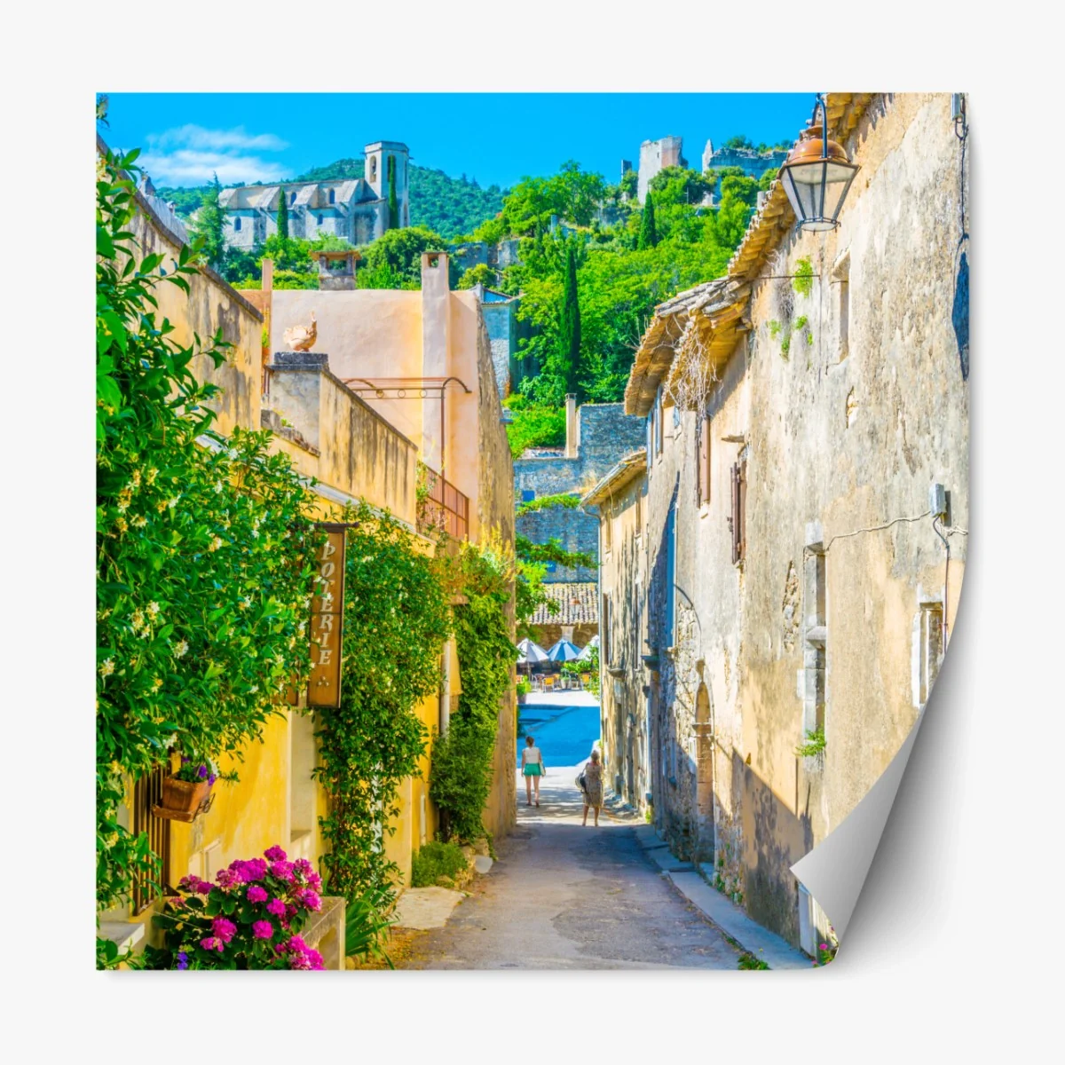 Repositionierbarer Aufkleber sonnenbeschienene gasse in einem mediterranen dorf – Wallnifity®