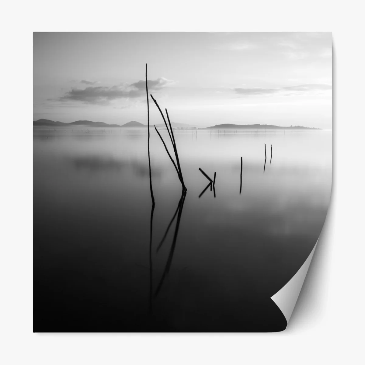 Repositionierbarer Aufkleber ruhiger monochromer see mit reflexionen – Wallnifity® Repositionierbarer Aufkleber ruhiger monochromer see mit reflexionen – Wallnifity®